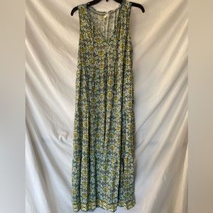 Max studio Maxi dress w/ tie neck. Beautiful pond floral pattern with pockets!